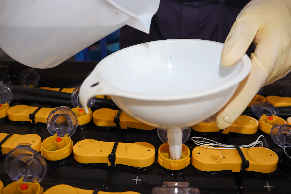 電瓶里面沒水了應如何處理？缺水會對電瓶造成何種損害？